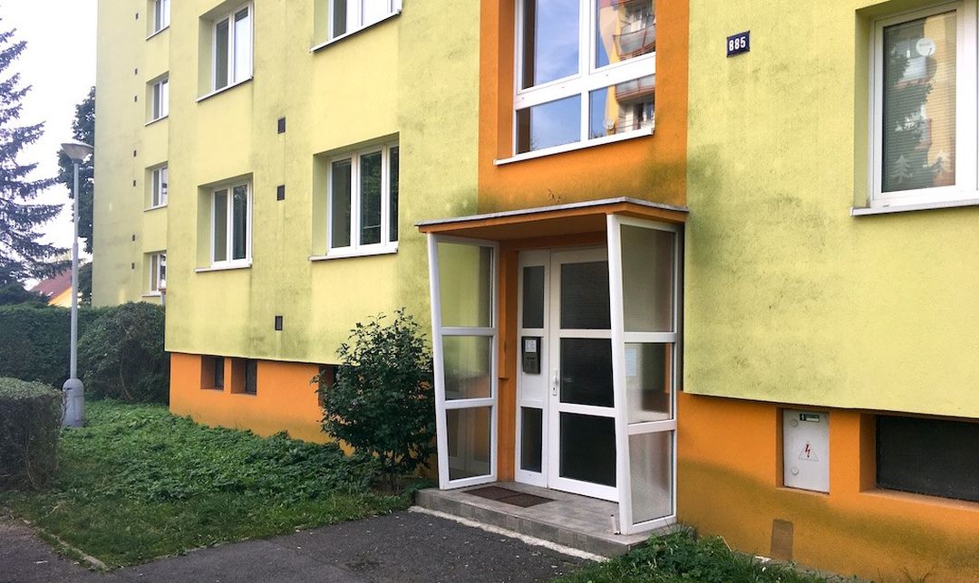 Řasy na fasádě